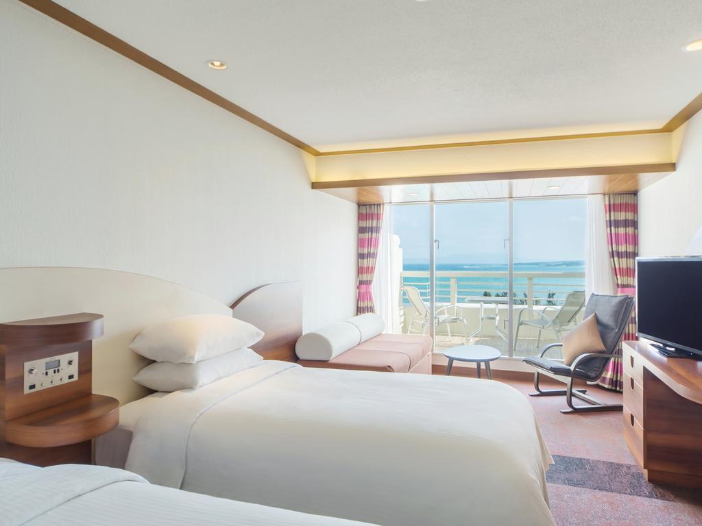 Sheraton Okinawa Sunmarina Resort Onna Exteriör bild