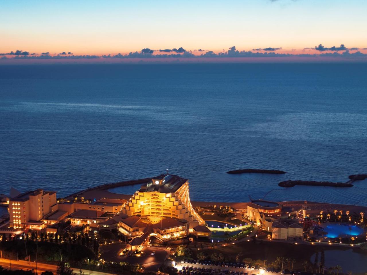 Sheraton Okinawa Sunmarina Resort Onna Exteriör bild