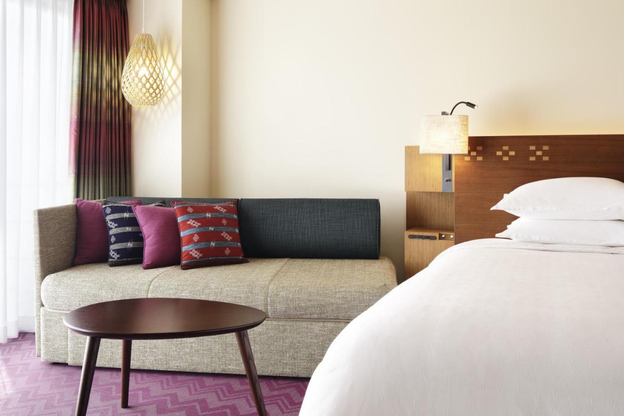 Sheraton Okinawa Sunmarina Resort Onna Exteriör bild